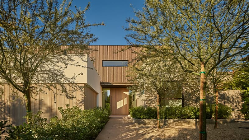 Sculptural shark fin panel in Deco Bronze 2 by Pure + FreeForm on the facade of a Modern Californian Residence, showcasing modern elegance and design.