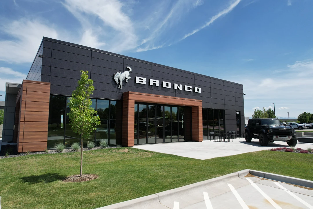 BroncoClubKendall_Meridian_ExteriorWalls_BlackenedSteel_Woodgrain3