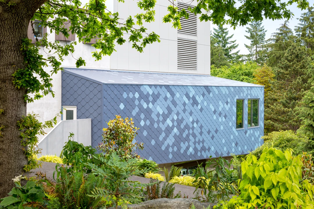 PointDefianceZoo&Aquarium_ExteriorWalls_FlatLock_CustomBlue3 Scale Wall System on exterior wall.