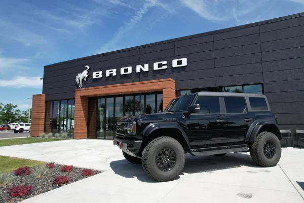 BroncoClubKendall_Meridian_ExteriorWalls_BlackenedSteel_Woodgrain4